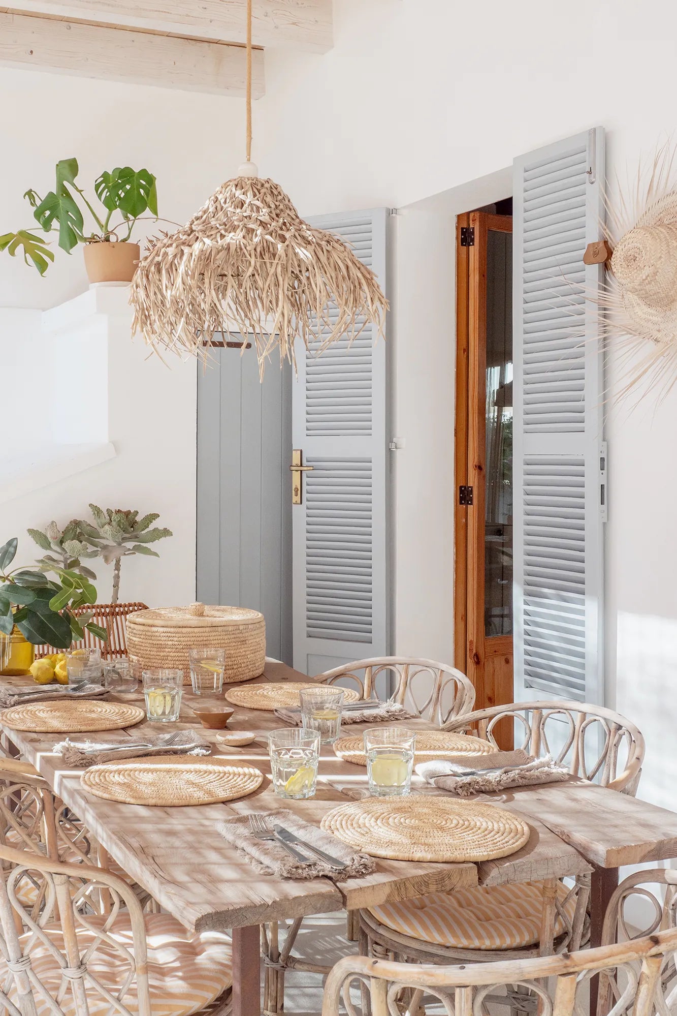 The Dharma Door Tableware Round Jute Placemat Set Round Palm Fibre Placemats x 8 (in basket with lid)