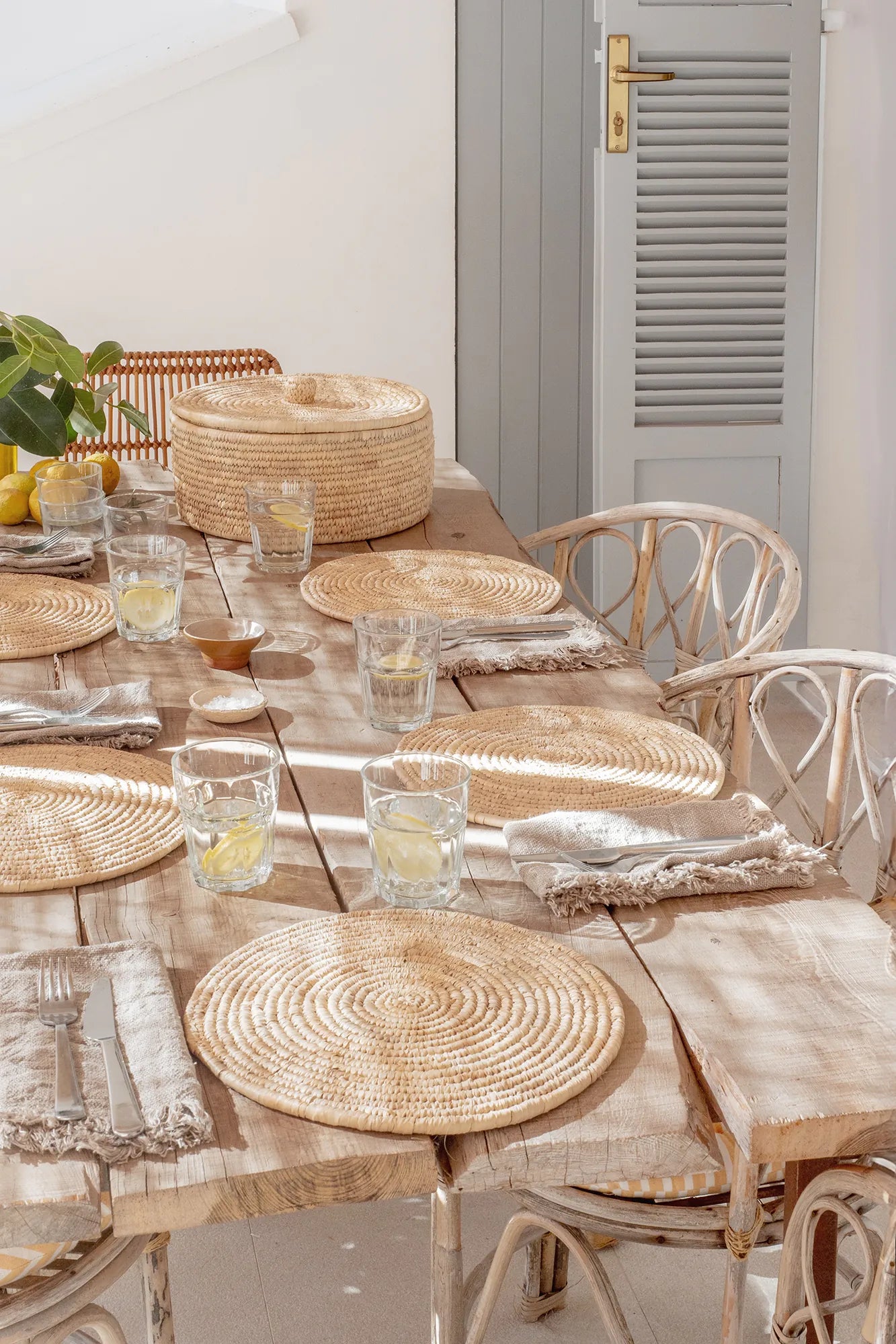 The Dharma Door Tableware Round Jute Placemat Set Round Palm Fibre Placemats x 8 (in basket with lid)