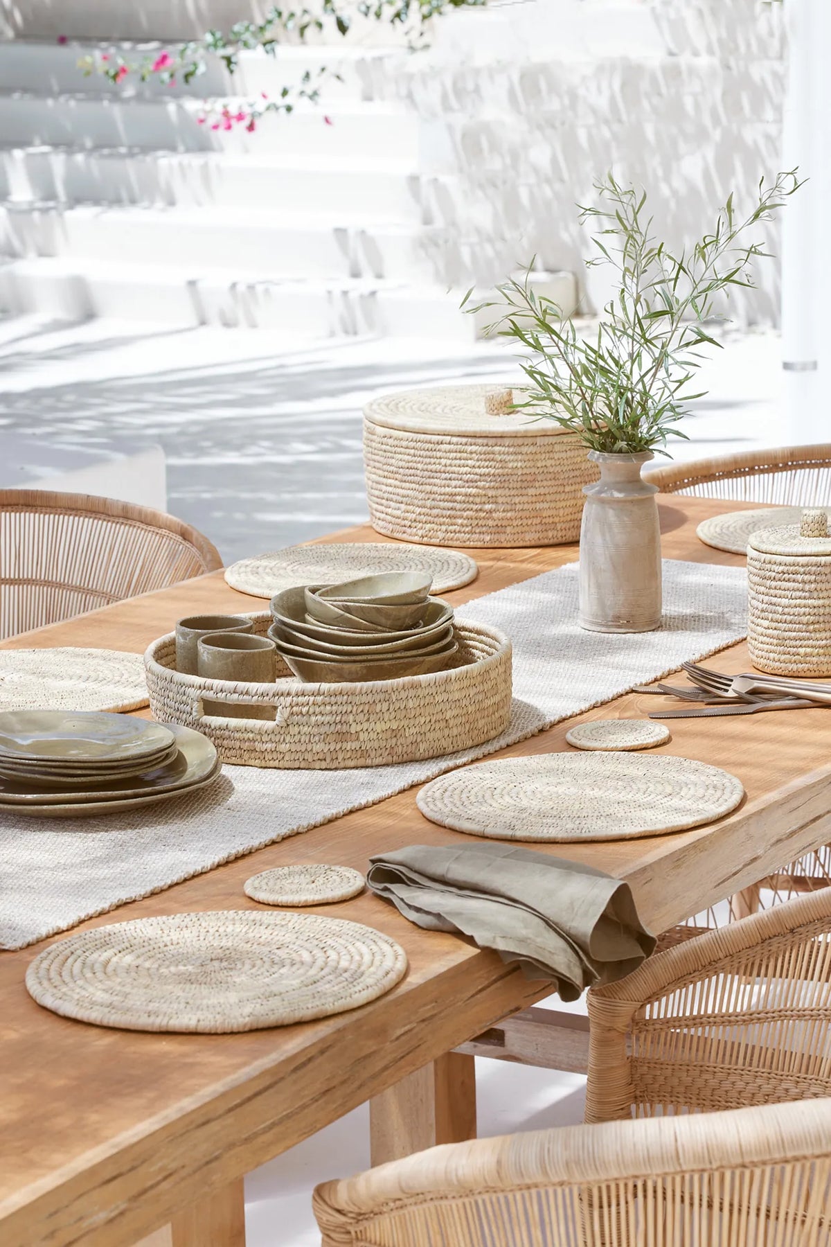 The Dharma Door Tableware Round Jute Placemat Set Round Palm Fibre Placemats x 8 (in basket with lid)