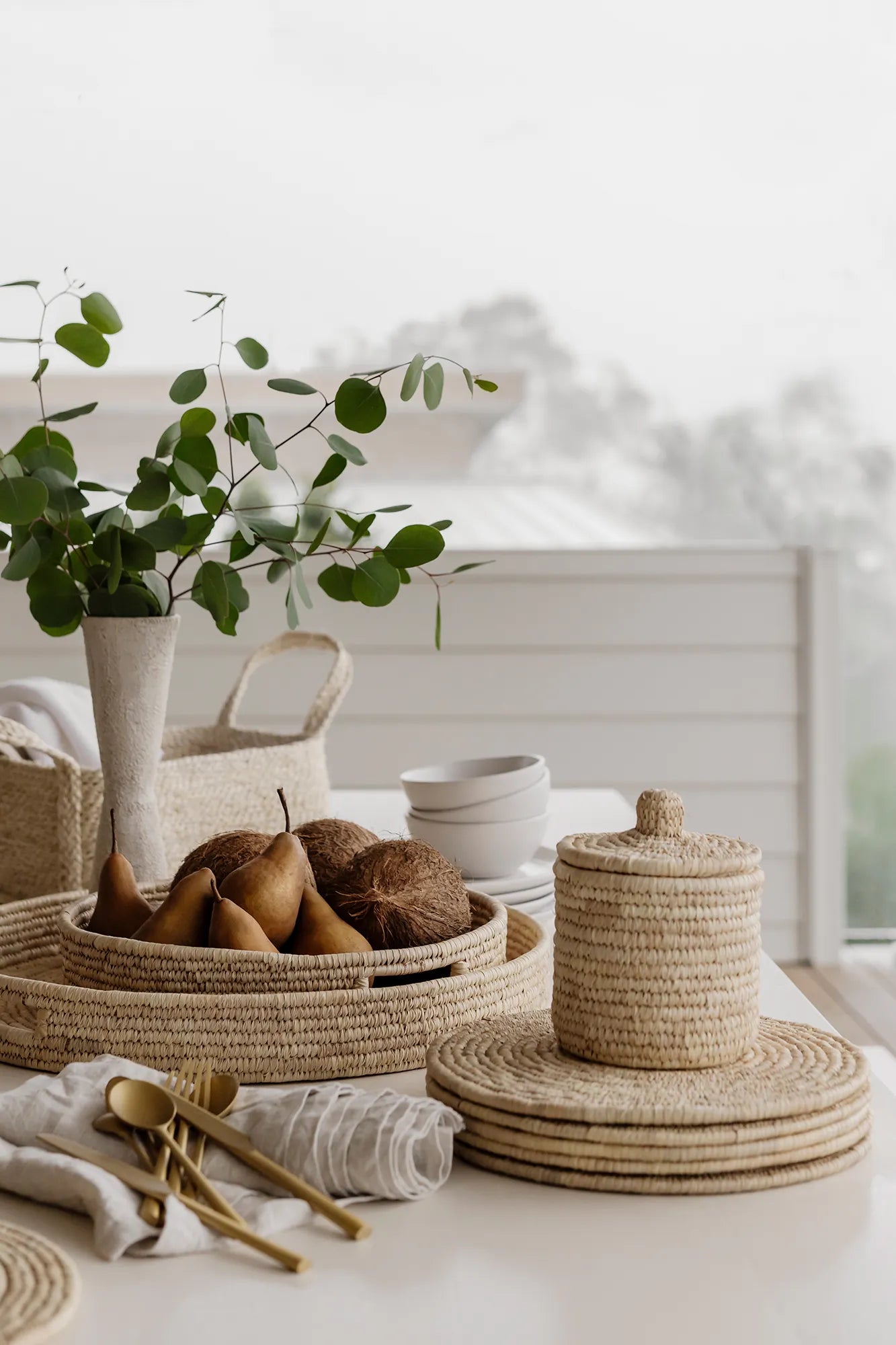 The Dharma Door Tableware Round Jute Placemat Set Round Palm Fibre Placemats x 8 (in basket with lid)