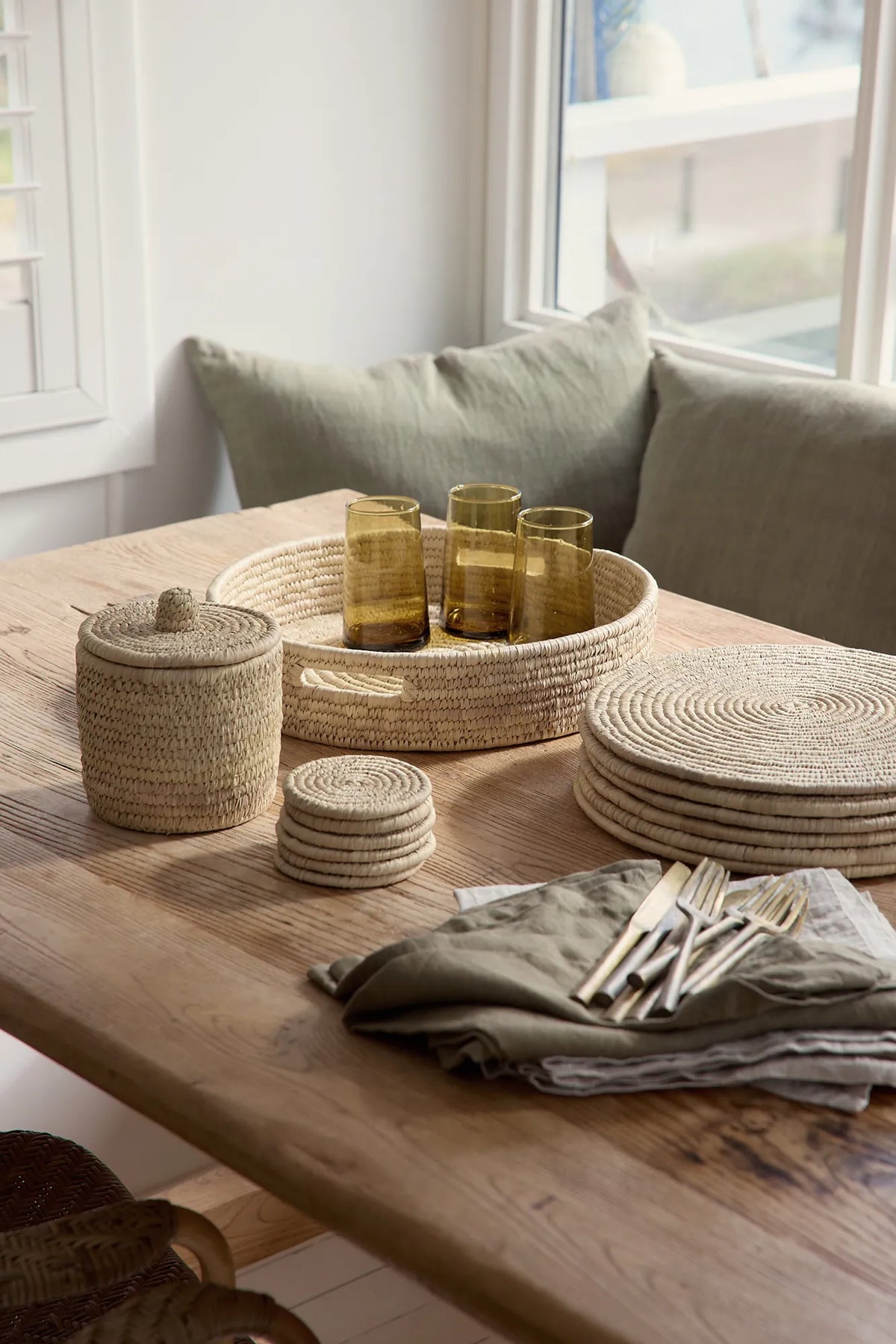 The Dharma Door Tableware Round Jute Placemat Set Round Palm Fibre Placemats x 8 (in basket with lid)