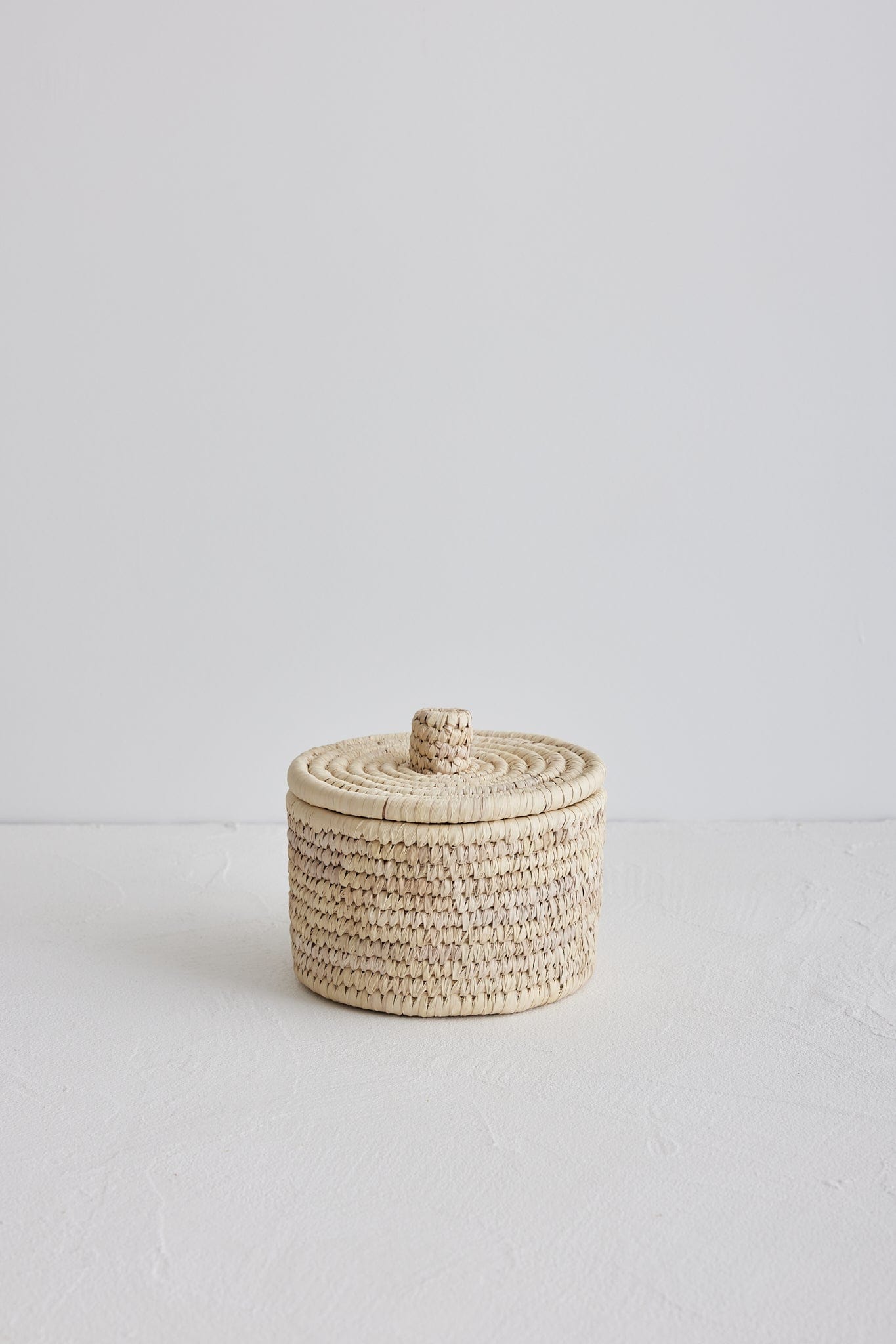Small wicker basket with lid discount